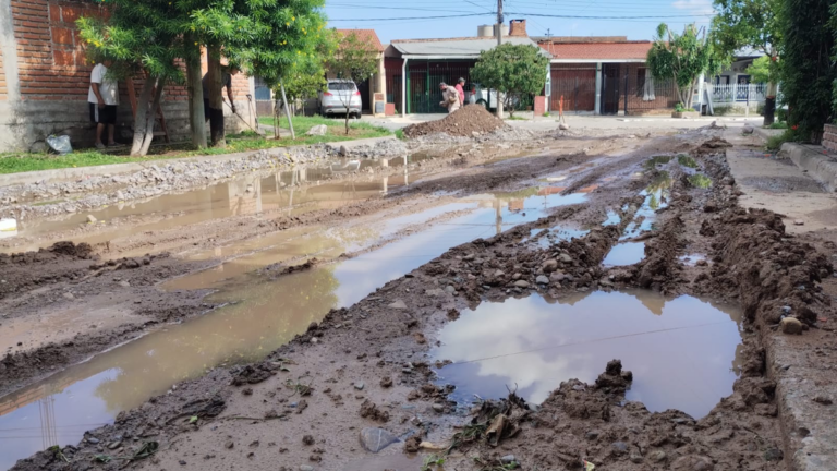 Vecinos que no pueden llegar a sus casas, la imagen de la desidia en Palpalá