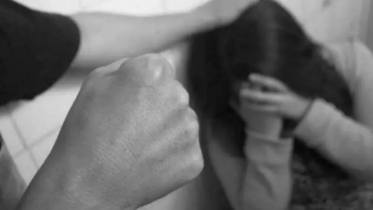 Le dio una golpiza a su pareja, la dejó con el rostro ensangrentado y fue detenido
