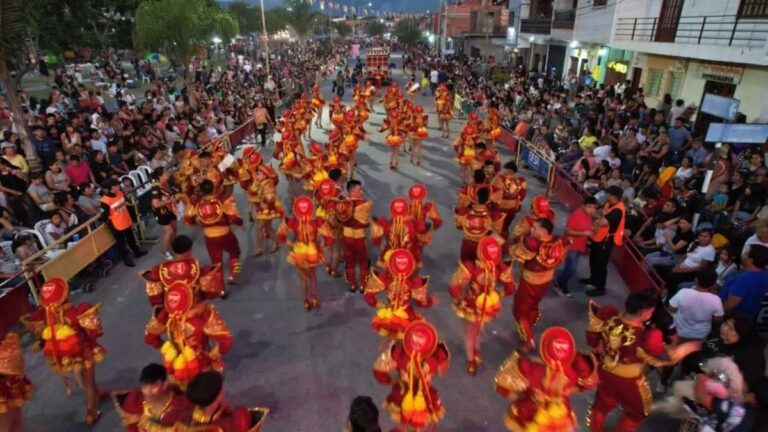 Entre 15 y 25 mil pesos diarios sale tener un puesto de venta en los corsos capitalinos