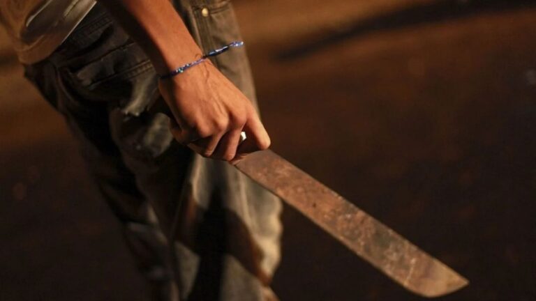 Un hombre armado con machete persiguió a su pareja por las calles de Campo Verde