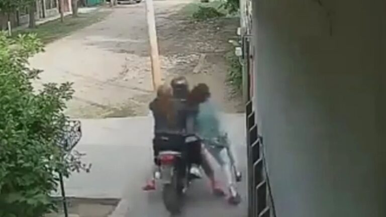 Motochorros arrebataron el celular a una mujer en la vereda de su casa