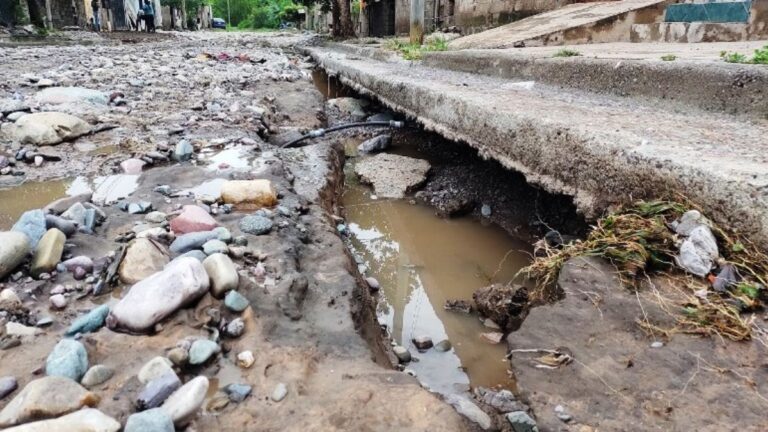 Inauguración suspendida y vecinos alertan por calle Yuto arrasada por lluvias recientes