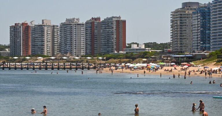 Punta del Este: un argentino fue internado tras sufrir el violento golpe de una ola