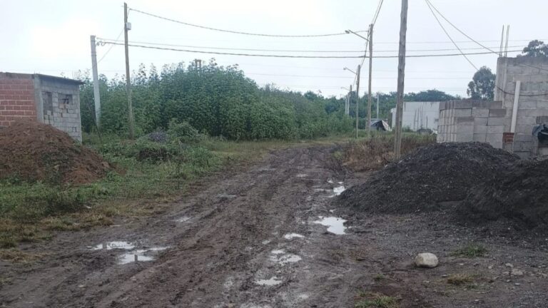 Nueva Florida, a oscuras y bajo el agua: el reclamo vecinal que el municipio no responde