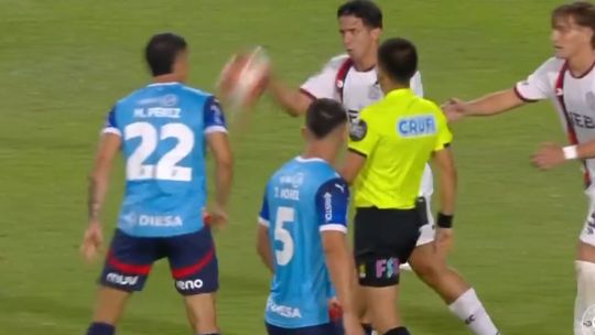 A Alexis Cuello los rumores de Boca lo ponen nervioso: lo expulsaron a los 6 minutos ante Cerro Porteño