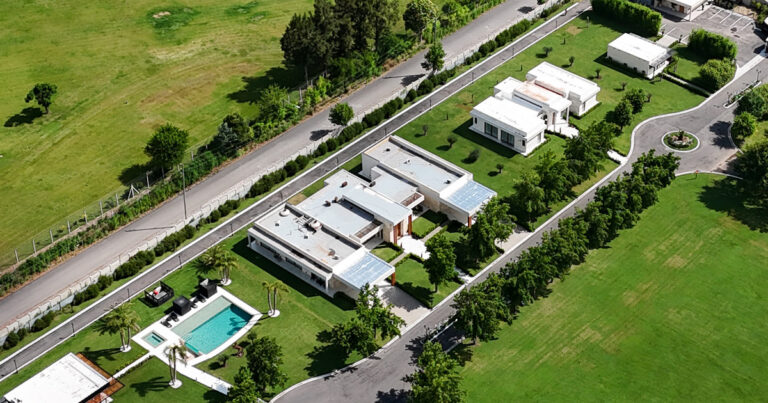 La advertencia de uno de los denunciantes de la mansión de Pilar tras el cambio de juez del caso: «Vamos a ver si pueden tapar el sol con la mano»