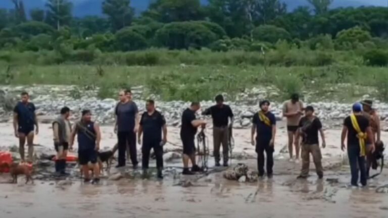 Rescate en el Río Grande: un trabajador fue salvado tras quedar atrapado por la crecida