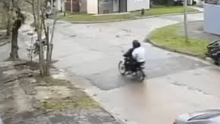Violento asalto de motochorros en Mariano Moreno: le pusieron un cuchillo en el cuello para robarle