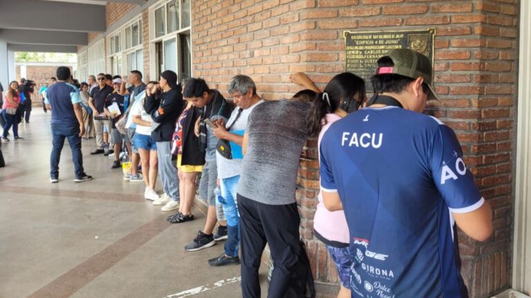 Taxistas molestos por demoras en los trámites: «Perdemos toda la jornada y encima nos multan»