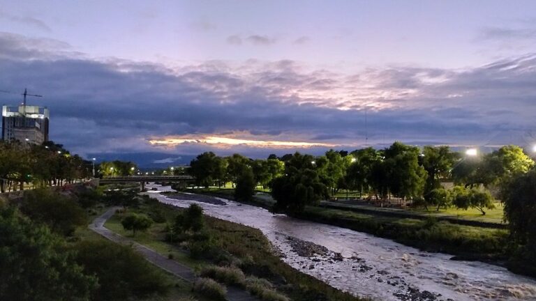 Viernes cálido en la capital jujeña y alerta amarilla en la Puna