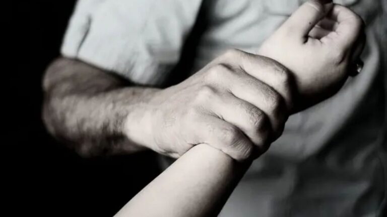 Sistema judicial cuestionado: el agresor queda libre mientras la víctima teme por su vida