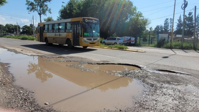 Peligro sobre Ruta 9: vecinos denuncian «cráteres» en el ingreso al Loteo Perovic