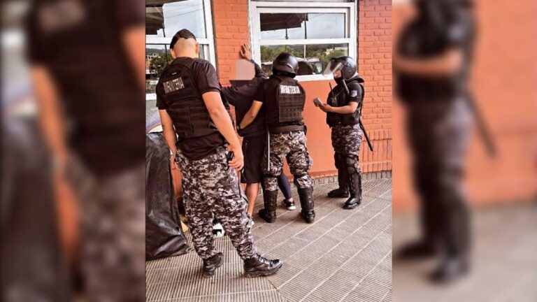 Detuvieron a un hombre con miles de dólares y euros en la vía pública