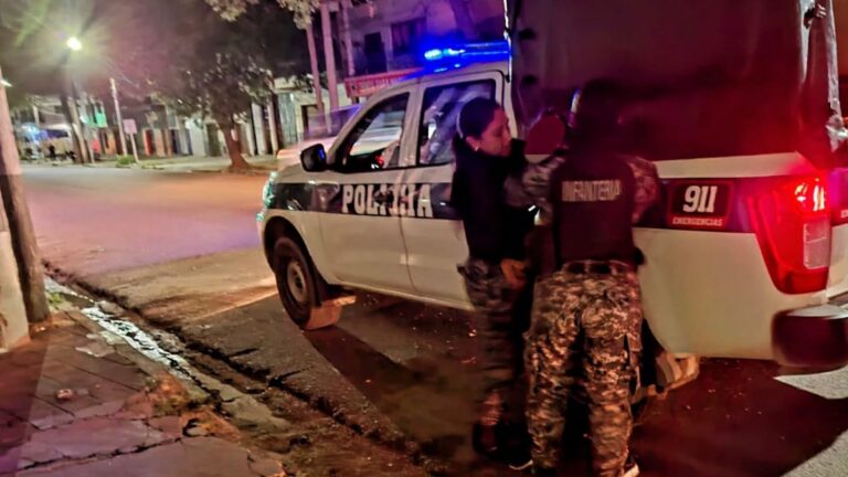 Violenta delincuente atacó a golpes a una mujer para robarle el celular en avenida El Éxodo