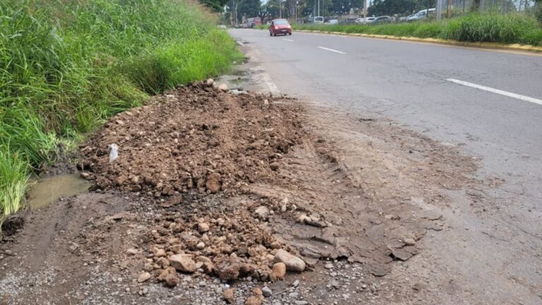 Cráteres en la Ruta 9: la respuesta oficial fue verter una camioneta de ripio sobre los pozos
