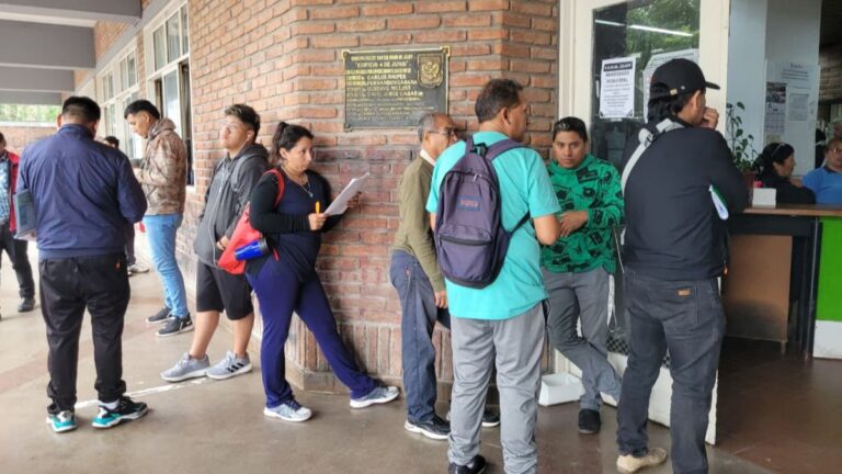 Malestar por demoras y falta de atención en trámites en el edificio 9 de Julio
