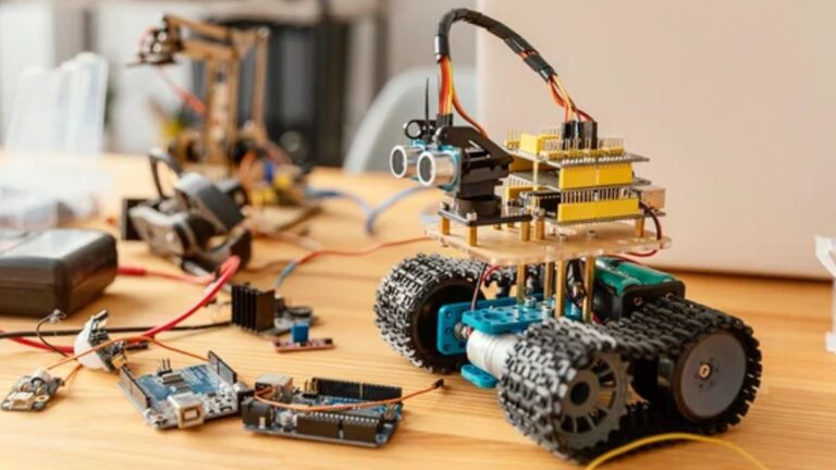 Talleres de robótica, inteligencia artificial y diseño para chicos y jóvenes este verano