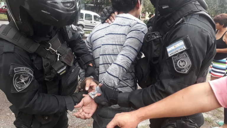 Barrio Malvinas: detuvieron a un hombre tras golpear a su pareja y atacar a policías