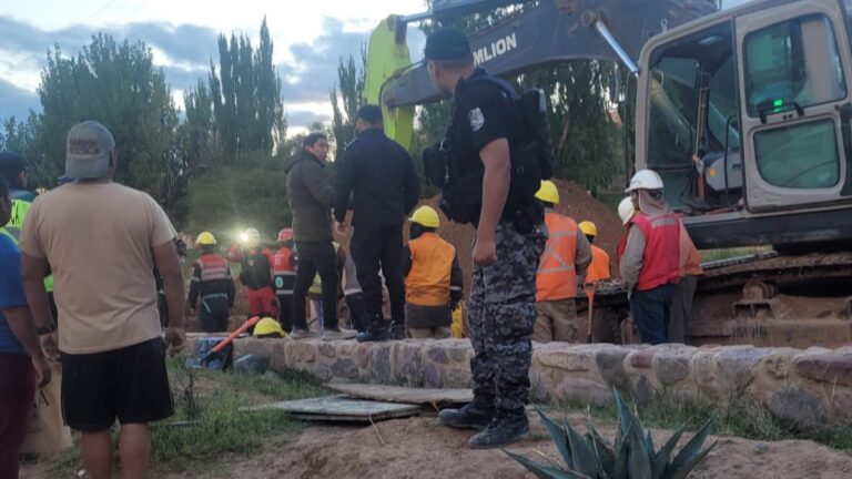 Dos obreros quedaron sepultados tras un desmoronamiento, uno de ellos falleció