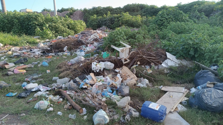 Uno de los accesos a Alto Comedero, repleto de basura