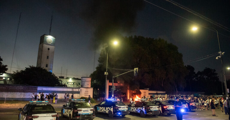 Protesta policial en Santa Fe: el gobierno de Pullaro hizo una nueva propuesta pero se mantiene la medida