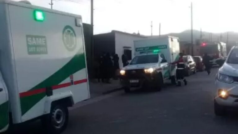 Chocó con un cantero, atropelló a un peatón y escapó abandonando su vehículo