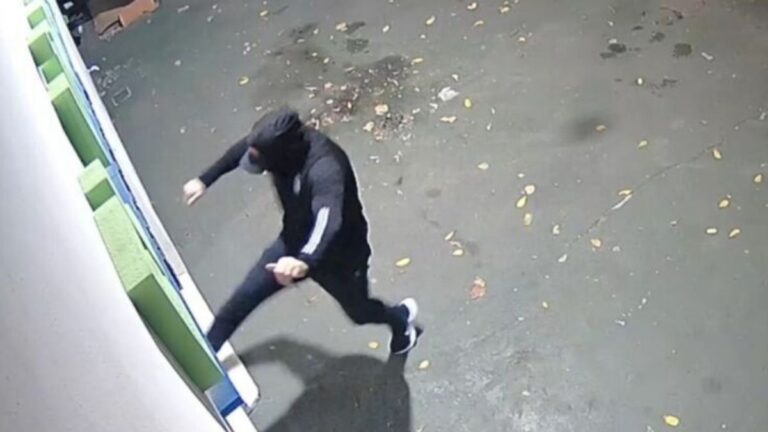 Entró por la fuerza a la casa del actual novio de su ex pareja y le dio una golpiza