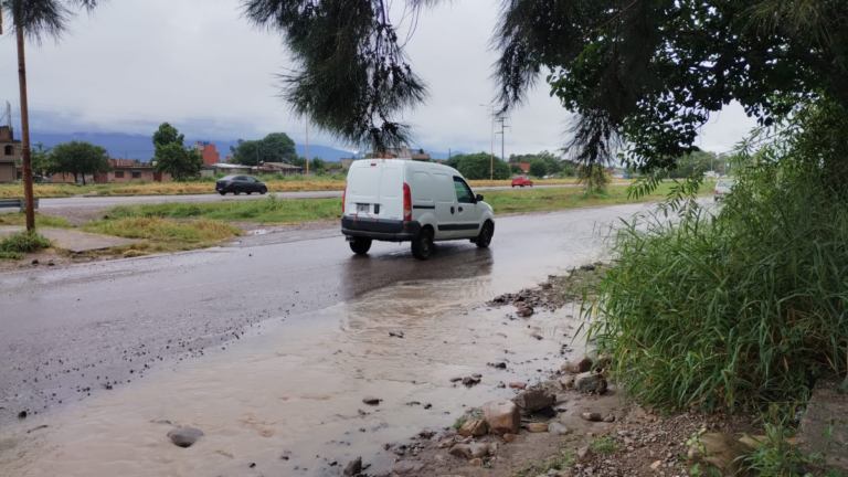Pozos y lluvia, una combinación letal en la colectora de Ruta 66