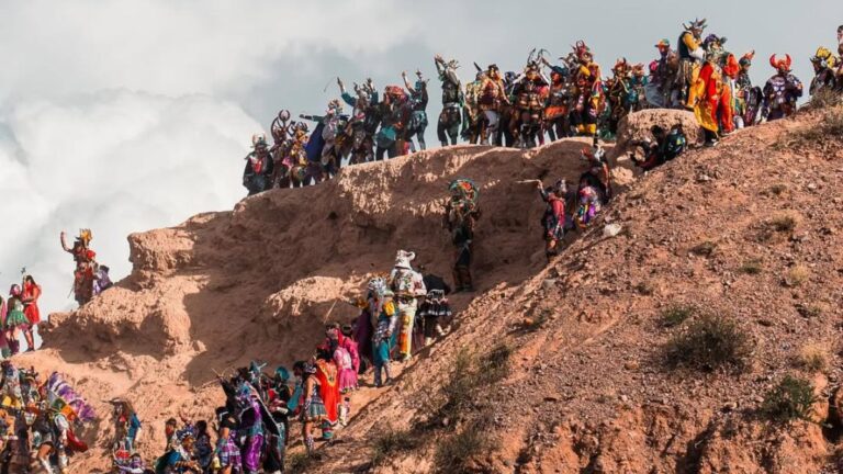 Una multitud vivió la tradicional «Bajada de los Diablos» en Uquía
