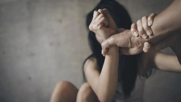 Ingresó por la fuerza a la casa de su ex pareja y la agredió físicamente