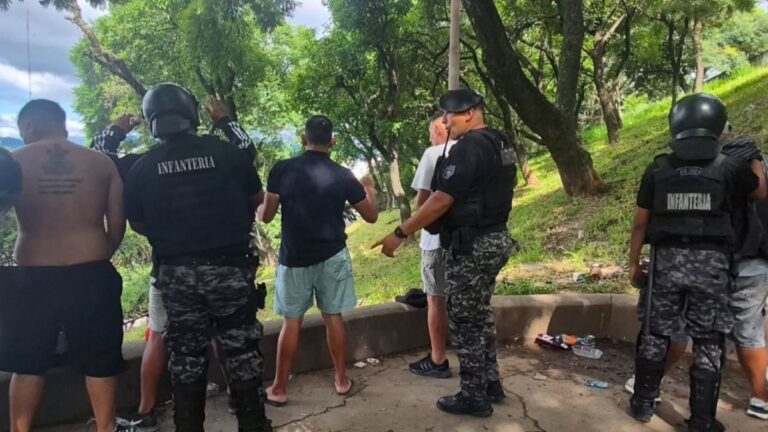 Turistas salteños con pedido de captura fueron atrapados en Mariano Moreno