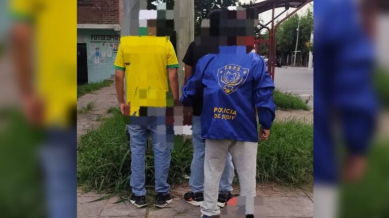 Vio en Facebook el iPhone robado de su hermano, armó una cita: hubo dos detenidos