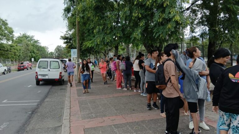 Alta demanda por electrocardiogramas gratis en el natatorio del Parque San Martín