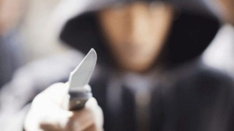 Amenazó con un arma blanca a su madre anciana y causó destrozos en su casa