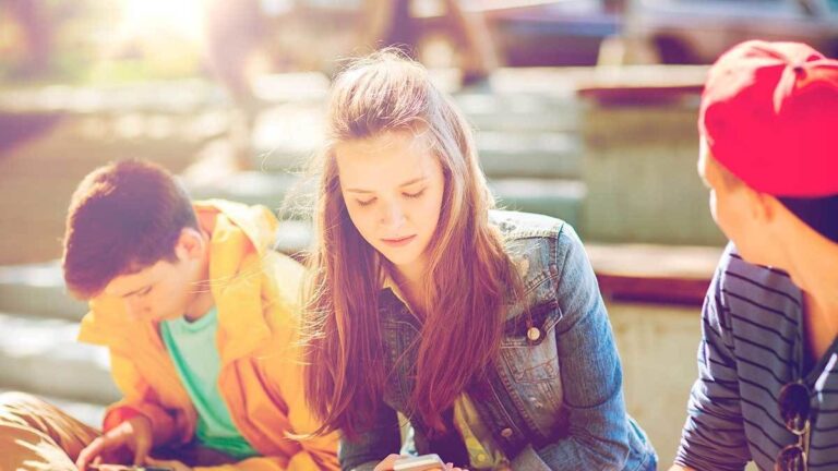 Prohibir no alcanza: el debate detrás de la restricción de redes sociales a menores de edad