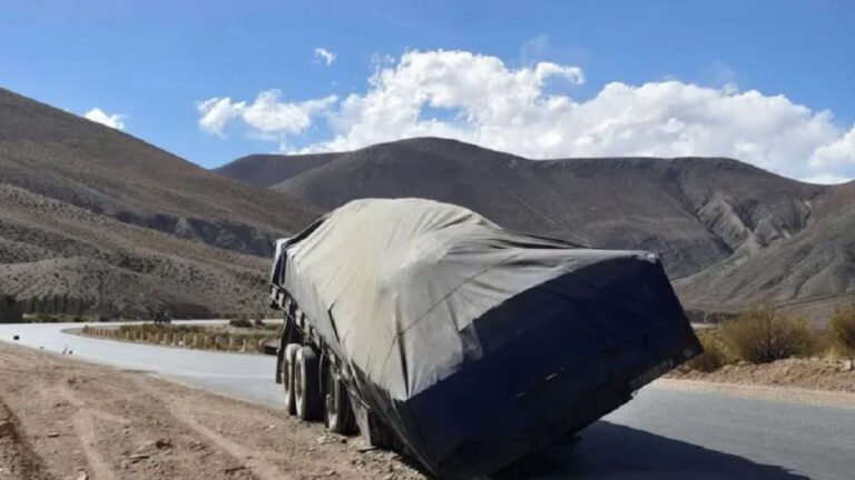 Camión varado en la Cuesta de Lipán y crecida de ríos complican la transitabilidad