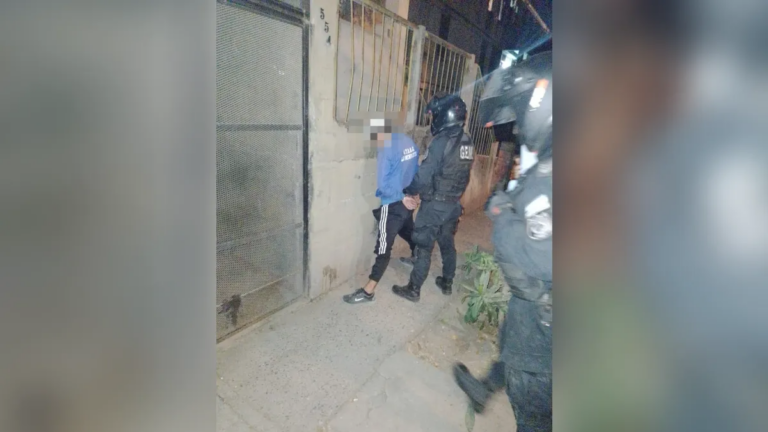 Cuatro motochorros detenidos con armas blancas en la Avenida Almirante Brown