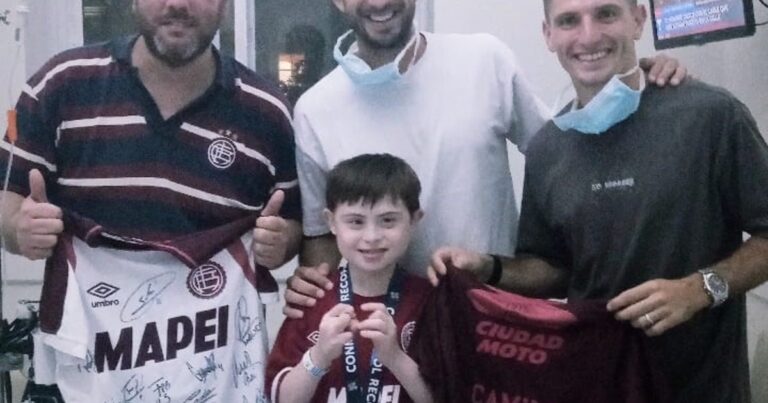 El gesto de los jugadores de Lanús con un nene que dio la vuelta olímpica en el hospital, contado en primera persona: «Fue algo impagable»