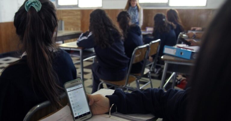 La Ciudad prohibió el uso de celulares en clases en la secundaria hasta para los docentes: sólo se podrá utilizar en el recreo si la escuela lo habilita
