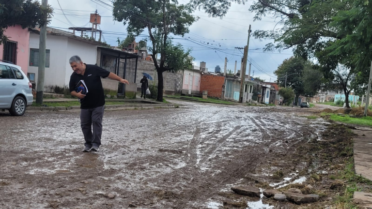 Llueve, la calle se hace un barrial y es una odisea llegar a una escuela de Alto Comedero