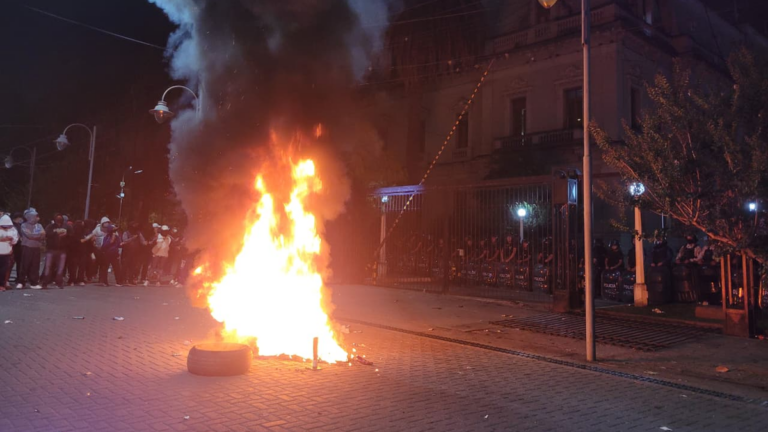 Noche de furia policial en Casa de Gobierno