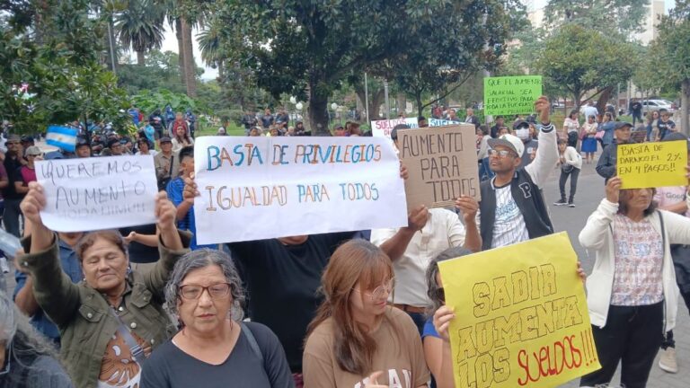 Policías denuncian «trampas» en la negociación y piden aumento del 50% con mejora al básico