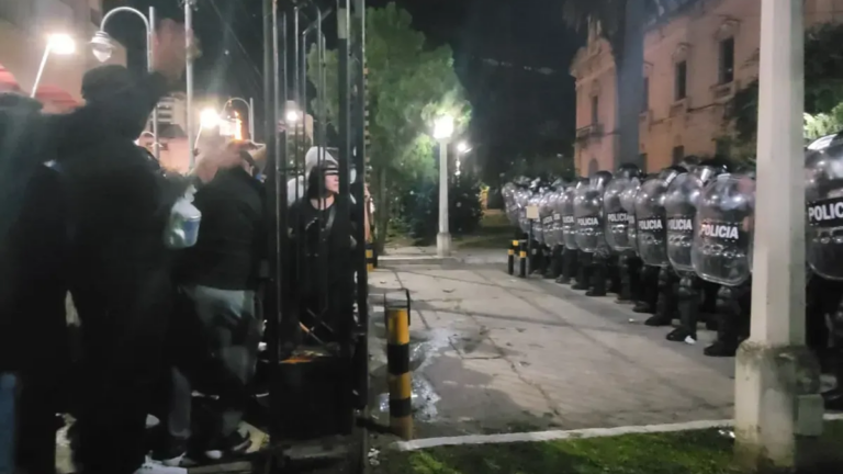 Tensión en aumento: denuncian que habría un efectivo detenido por las protestas