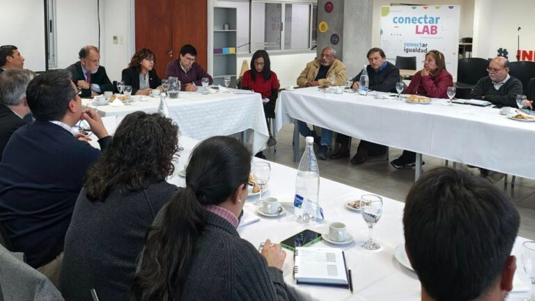 Con la presión en las calles, el gobierno jujeño reabre las paritarias