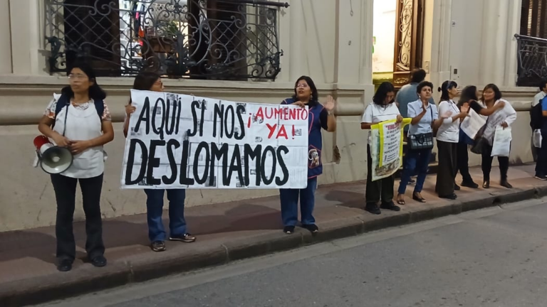 Docentes de ADEP volvieron a marchar: reclamo por salarios y por la situación del gremio