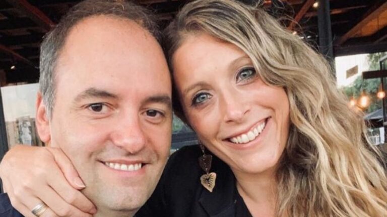 Quién es la esposa coach ontológica de Manuel Adorni que viajó gratis a acompañarlo mientras se deslomaba?