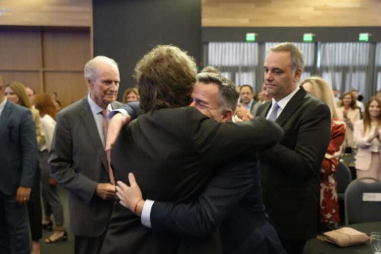 En el gobierno cuestionan a Adorni porque usa a Karina como escudo