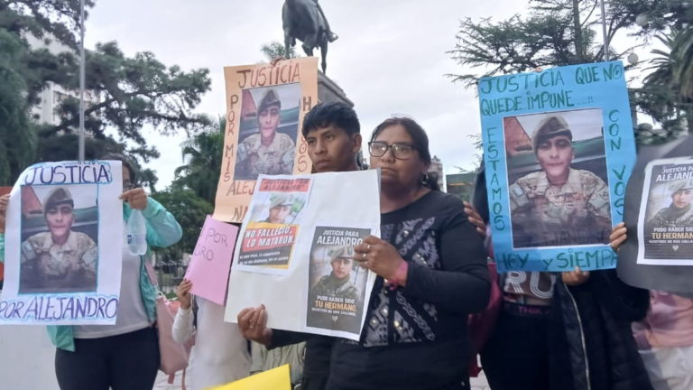 Reclamo pidiendo justicia por el soldado asesinado en Abra Pampa