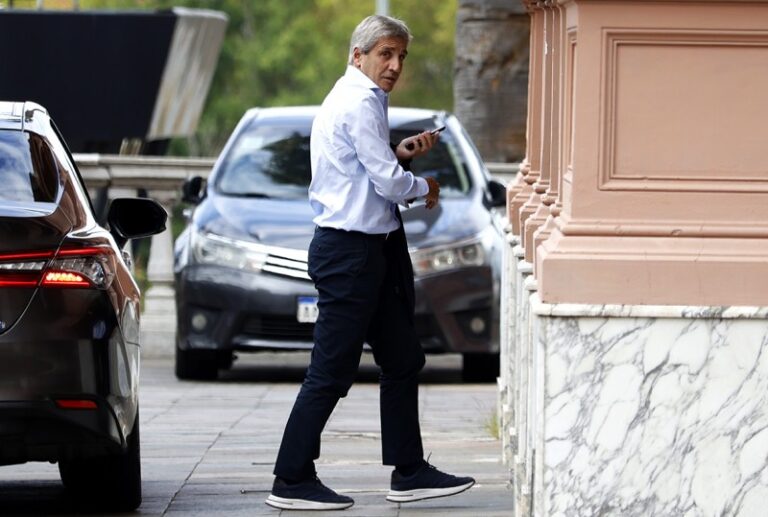 Apretado por la baja de la recaudación, Caputo quiere pagar las deudas de las obras públicas con un bono