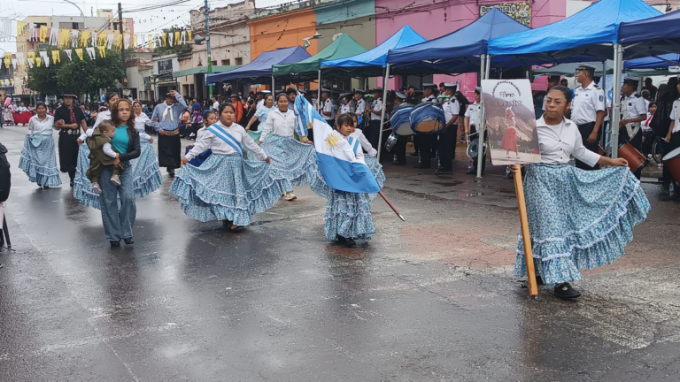 La lluvia no impidió el desfile para a honrar a San José en Perico